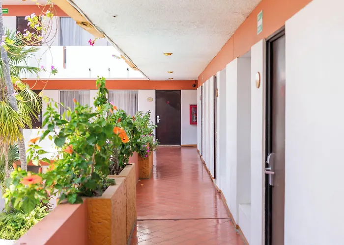 Cheap hotel: Hotel Azteca Inn