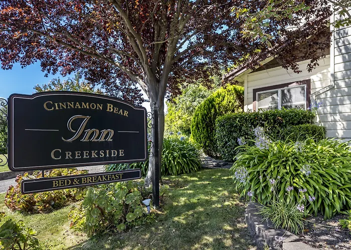 Pet Friendly hotel: Cinnamon Bear Creekside Inn