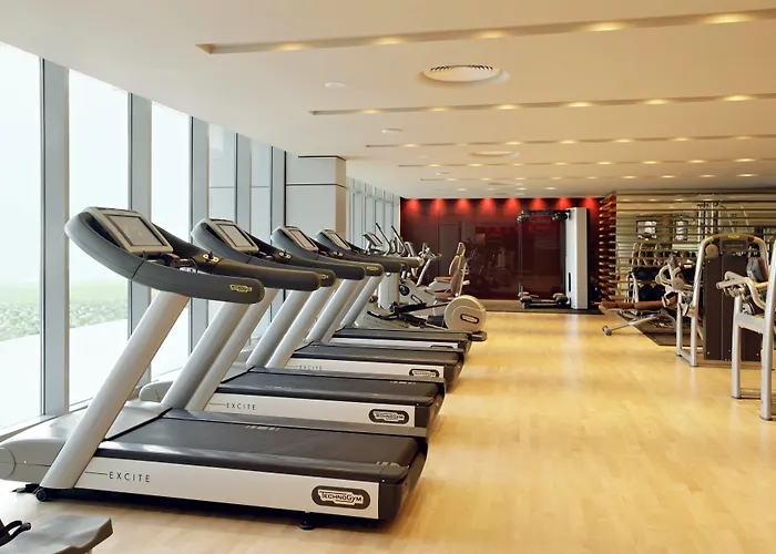 Hotel with pool: Park Rotana Abu Dhabi