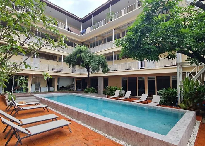Hôtel 3 étoiles: Feung Nakorn Balcony Rooms And Cafe