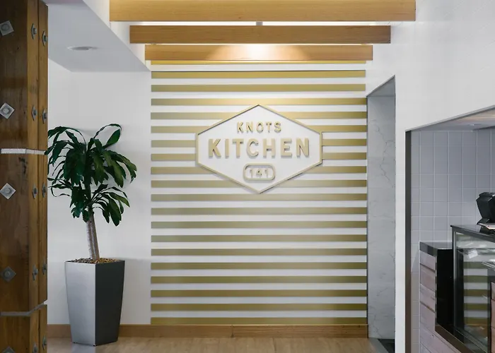 Hotel with view: Lakes Hotel