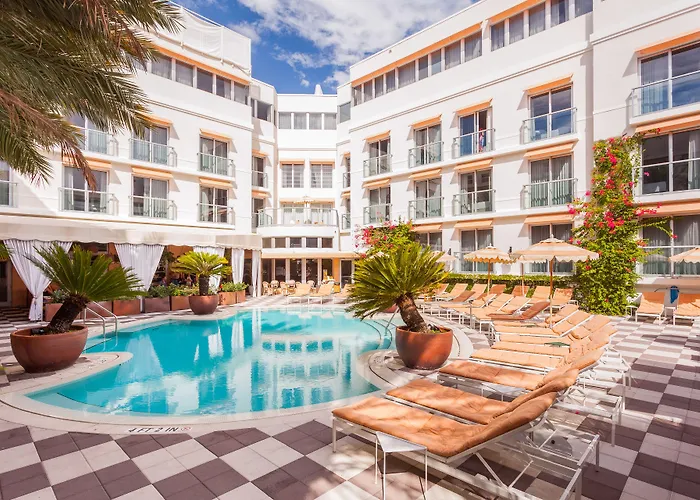 Hotels with pool Plymouth South Beach