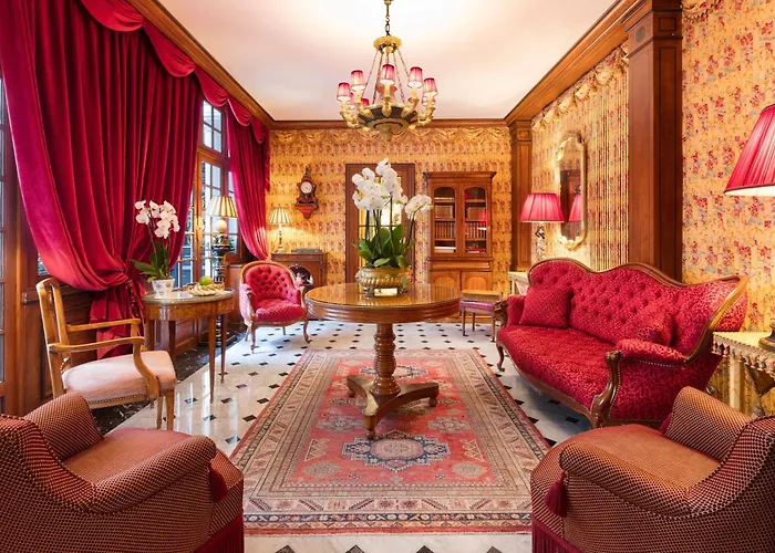 Сity center hotels Duc De St-Simon