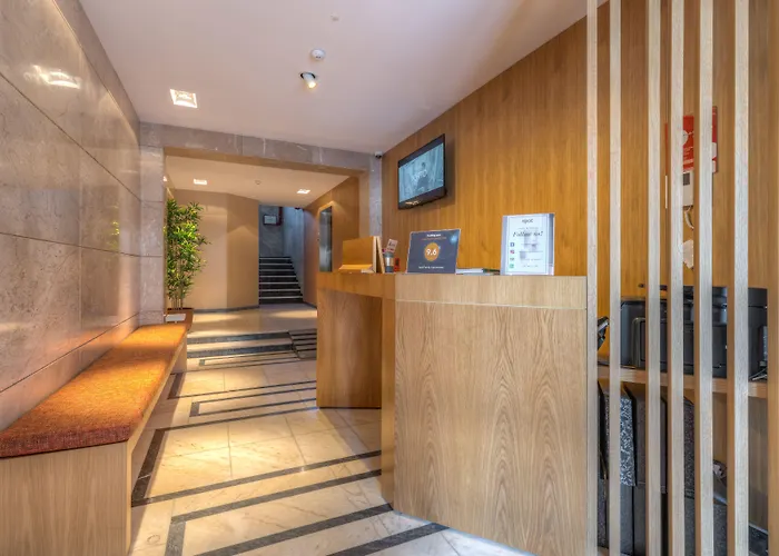 Hotel near College: Spot Family Apartments