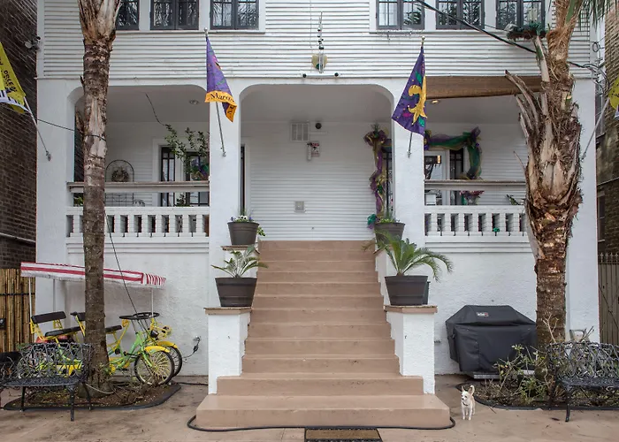 Motel: Magazine Mansion