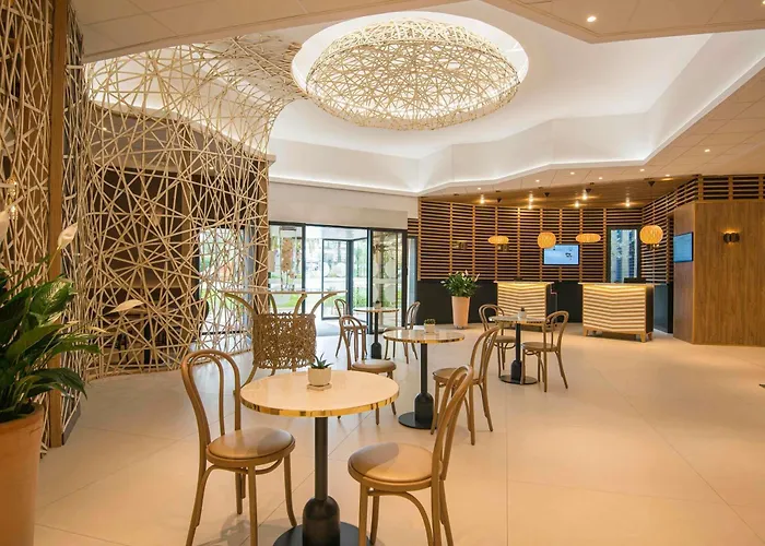 Pet Friendly hotel: Novotel Nice Arenas Aeroport