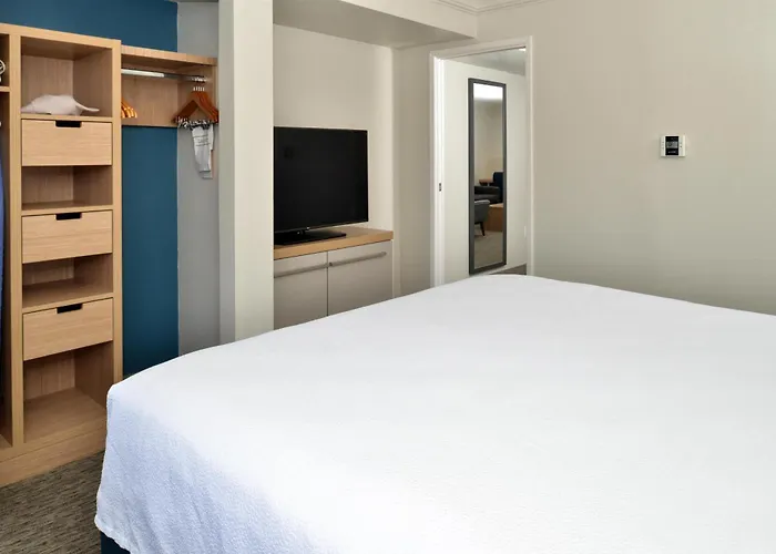 Hotel with pool: Hilton Garden Inn Napa