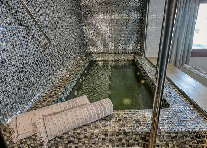 Splendour Hotel And Suites