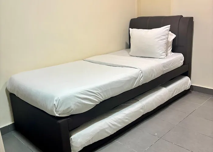 Cheap hotel: Single Or Twin No Window Room With Sharing Bathroom And Toilet In Sandpiper Hotel