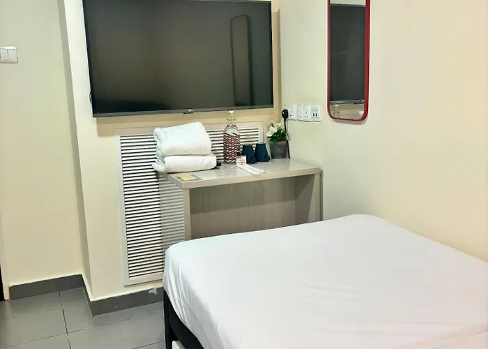 Cheap hotel: Single Or Twin No Window Room With Sharing Bathroom And Toilet In Sandpiper Hotel