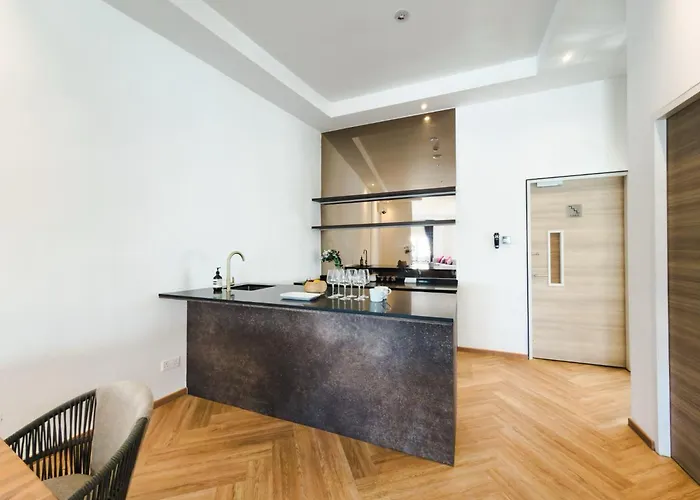 Bugis Hovoh Boutique Service Apt