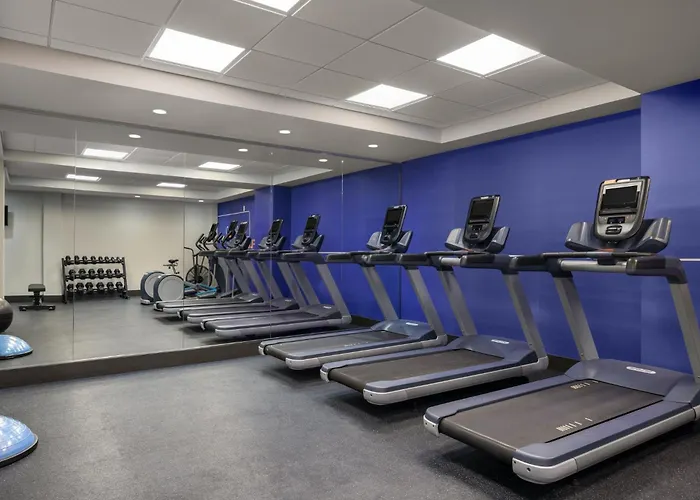 Resort: Holiday Inn Express & Suites Phoenix - Midtown, An Ihg Hotel