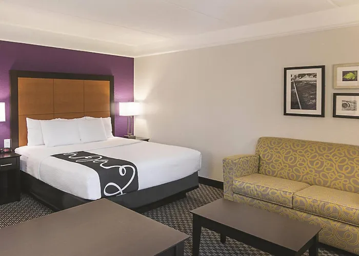 Airport Hotel: La Quinta By Wyndham Orlando Airport - On Property Food Trucks & Free Airport Shuttle!