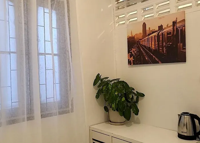 Central hotel: Aunty Thong'S House