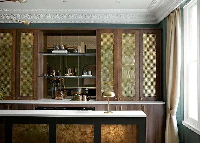 Hotel: The Portico Hotel