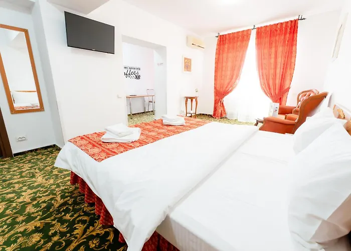 Hotel near College: West Gate Studios