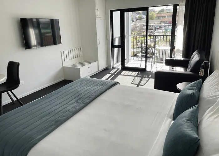 Clearbrook Motel & Serviced Apartments