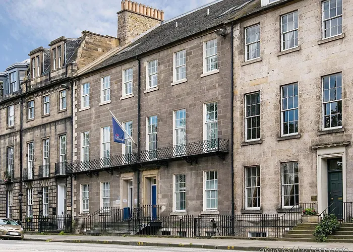  Travelodge Edinburgh Central Queen Street