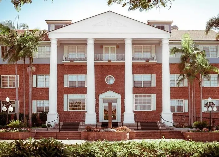 Central hotel: The Lafayette Hotel, Swim Club & Bungalows