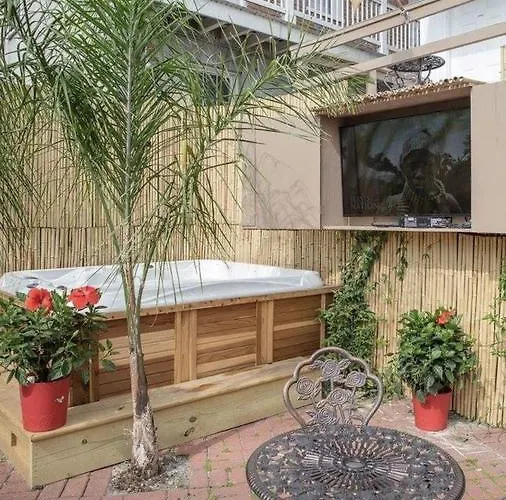 Motel: Magazine Mansion