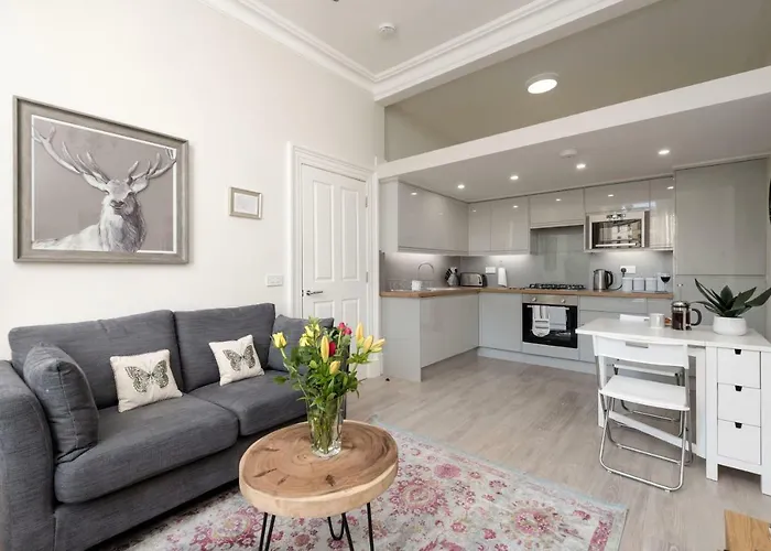 Hotel near College: The Home Street Residence