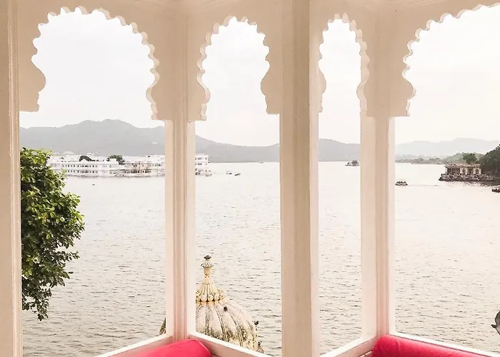 Hotel with pool: Jagat Niwas Palace